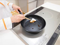 フライパンの汚れも調理後にすぐふき取る