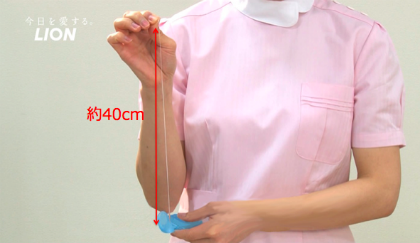 1回で使用分の長さ(約40cm)をケースから取り出して切る