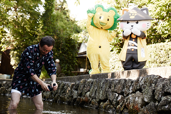 写真:着物を脱水するマイスター
