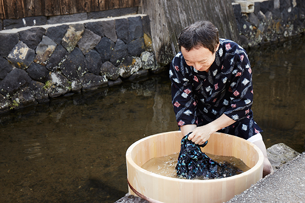 写真:もみ洗いするマイスター