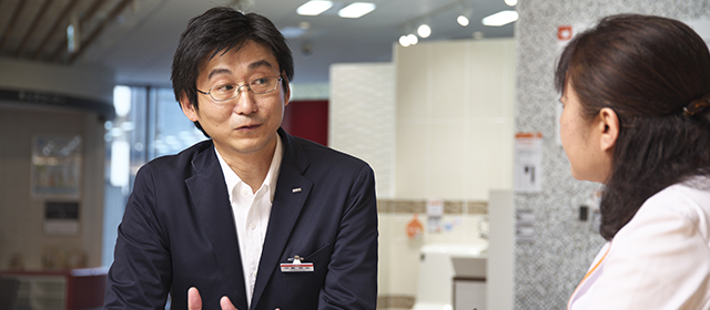 写真:「LIXIL」のトイレにを語る担当者
