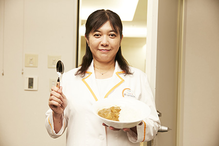 カレーを持って会議室に入ってくる杉本マイスター