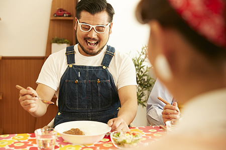 カレーを食べているみなさん