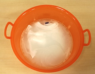 漂白剤を塗布した衣類を洗剤液につけおきする