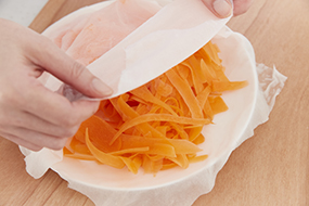 2. ぬらしたクッキングペーパーで包む