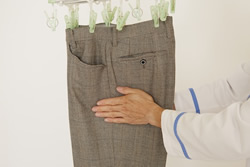 両側から手ではさんで、上から下へ軽く滑らせる