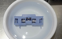 水またはぬるま湯につけおき